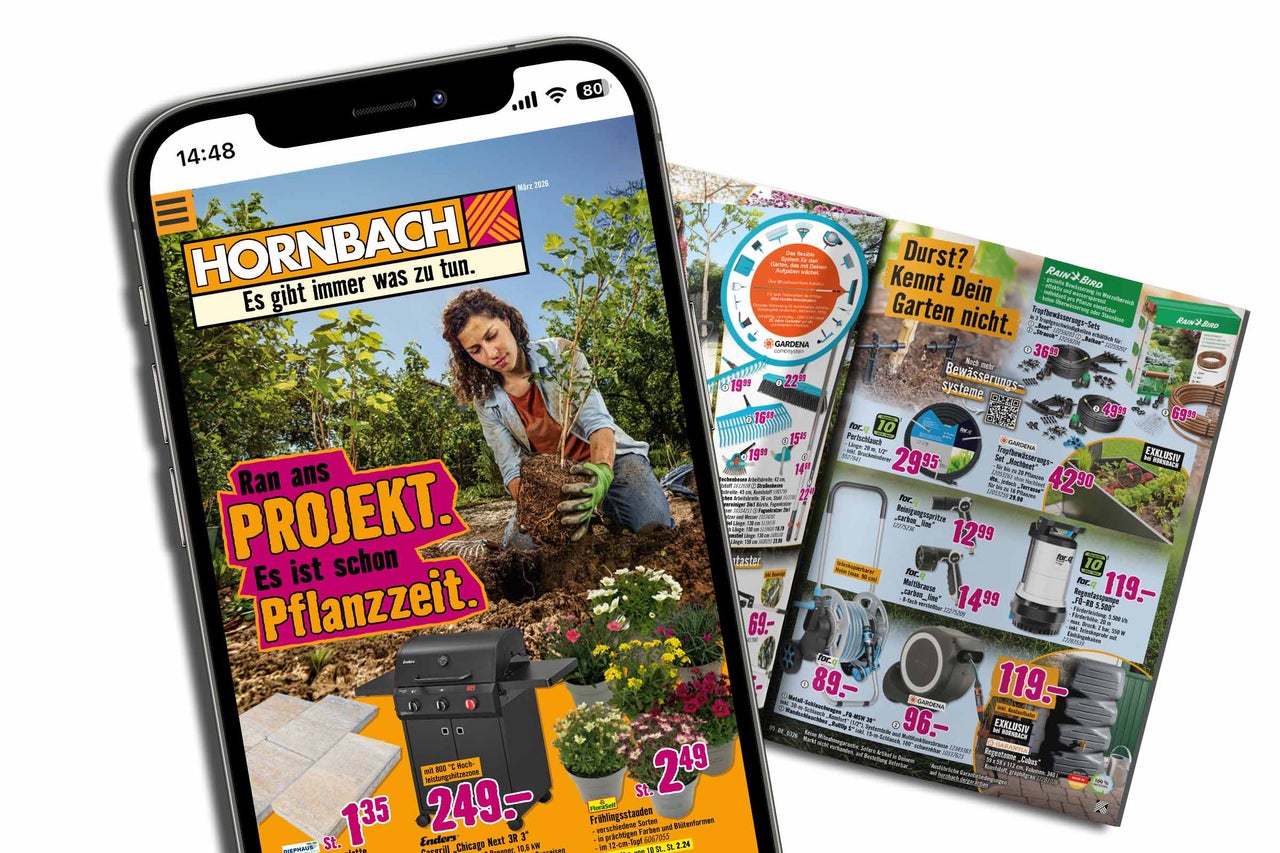 Das Bild zeigt ein Smartphone, auf dem eine Hornbach Werbung mit dem Slogan Es gibt immer was zu tun. zu sehen ist. Im Vordergrund ist ein Hornbach Prospekt mit Gartenprodukten abgebildet.