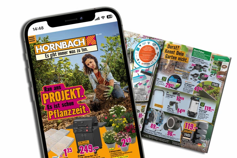 Das Bild zeigt ein Smartphone, auf dem eine Hornbach Werbung mit dem Slogan Es gibt immer was zu tun. zu sehen ist. Im Vordergrund ist ein Hornbach Prospekt mit Gartenprodukten abgebildet.