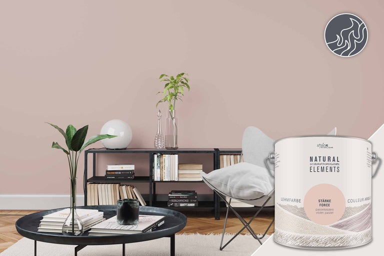 Wohnzimmer mit Regalen, Stuhl und einem Eimer Lehmfarbe