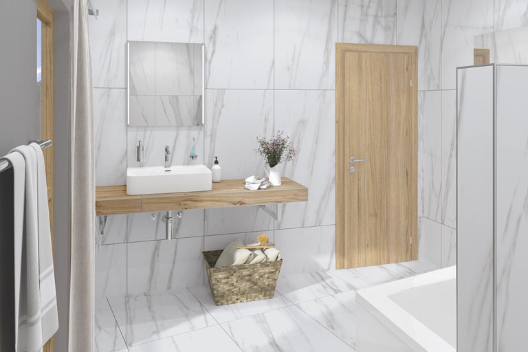 Badezimmer mit Waschbecken auf Holzablage, Spiegel, Tür und Badewanne