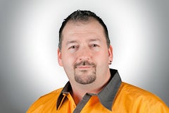 Porträt eines Mannes mit Bart und Hemd