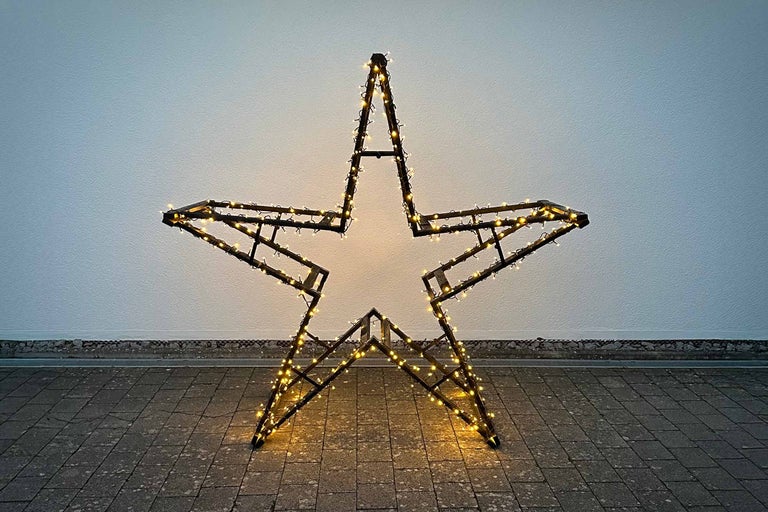 Dekorativer Stern mit Beleuchtung für den Außenbereich
