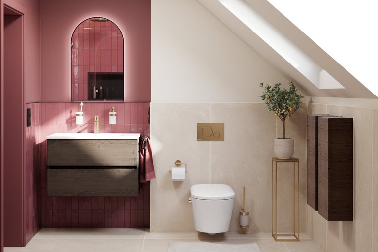 Modernes Badezimmer mit Dachschräge, Waschtischunterschrank aus Holz, wandhängendem WC, goldenen Armaturen und einem hinterleuchteten Rundbogenspiegel.