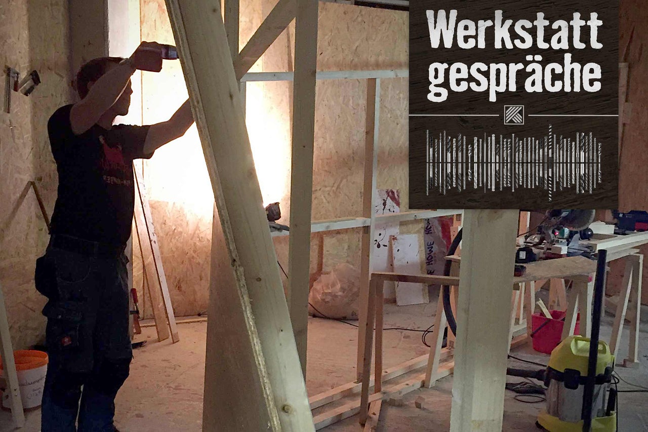 Ein Mann arbeitet an einem Holzrahmenbau, im Vordergrund ist das Werkstattgespräche Logo zu sehen