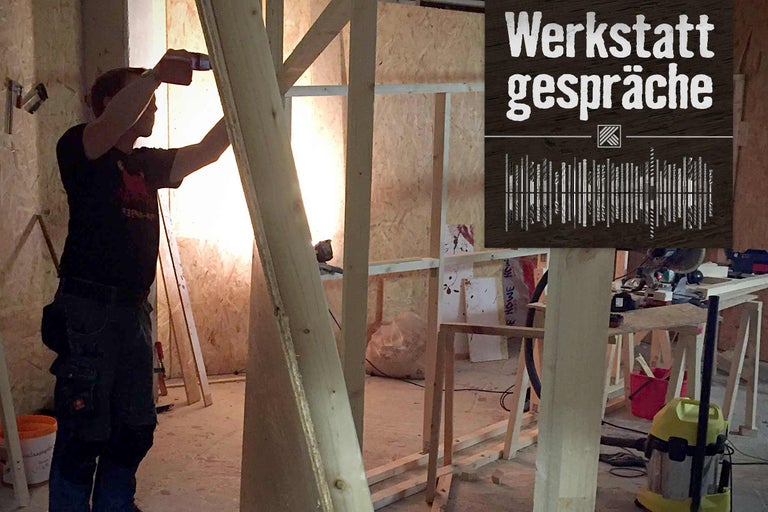 Ein Mann arbeitet an einem Holzrahmenbau, im Vordergrund ist das Werkstattgespräche Logo zu sehen