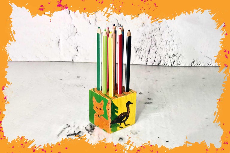 Buntstifte in einem Holzstifthalter mit Tiermotiven