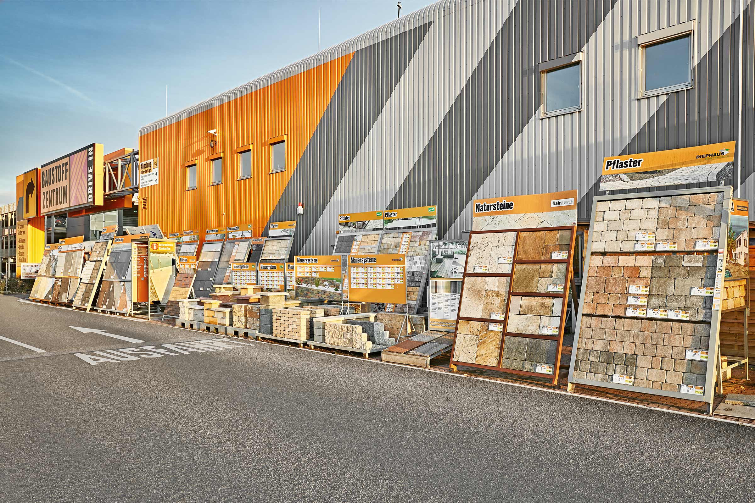 Ausstellung von Pflastersteinen, Natursteinen und Mauersystemen im Aussenbereich von Hornbach.