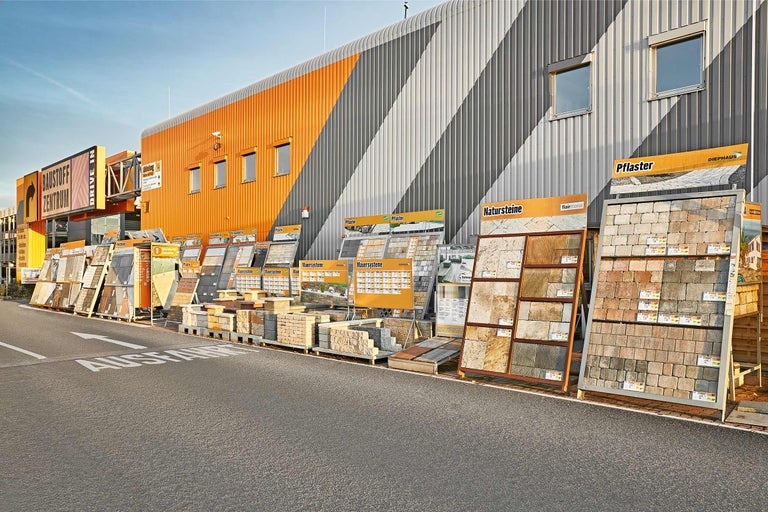 Ausstellung von Pflastersteinen, Natursteinen und Mauersystemen im Aussenbereich von Hornbach.