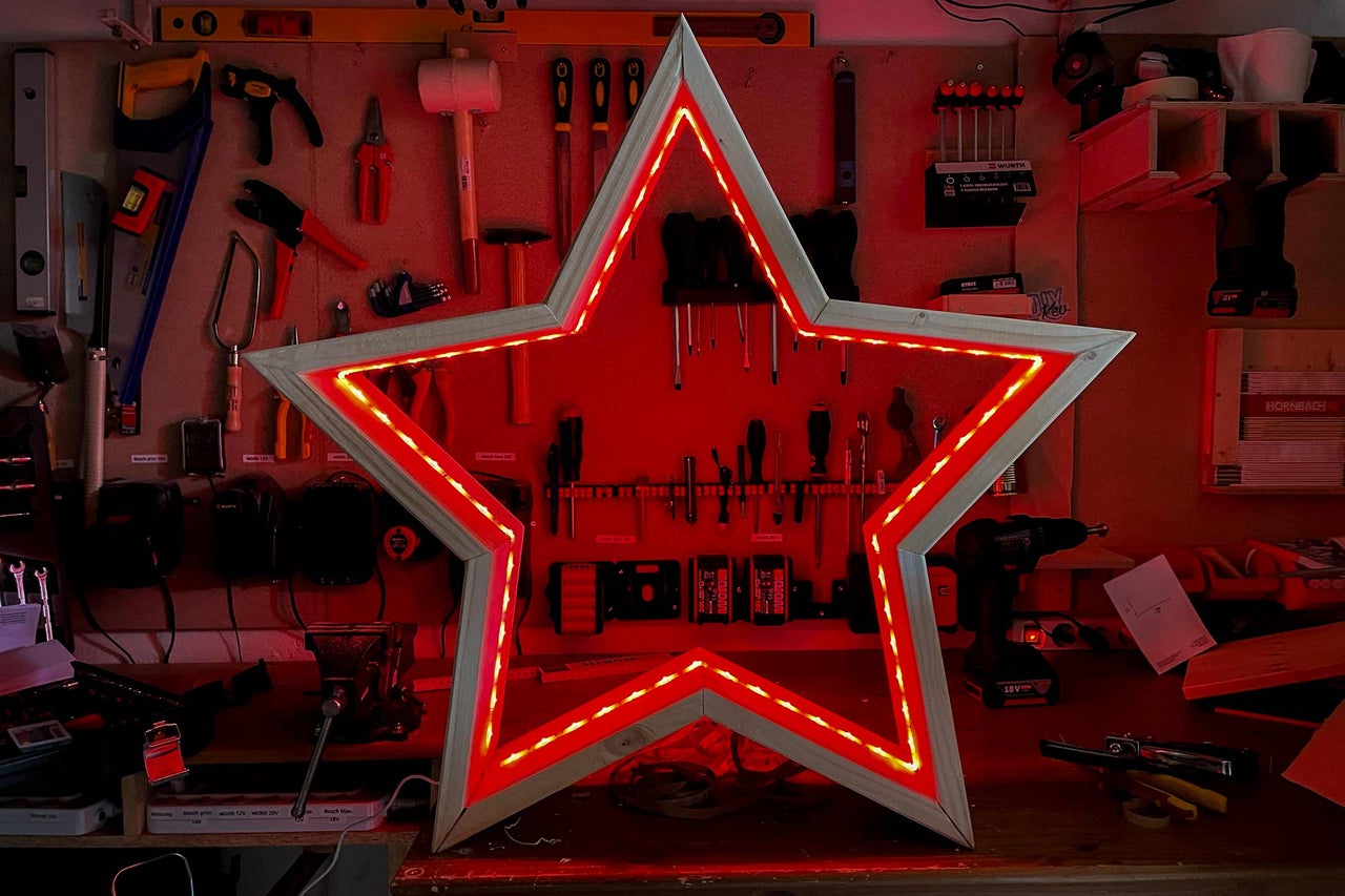 Holzstern mit LED-Beleuchtung vor Werkzeugwand