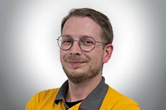 Porträt eines lächelnden Mannes mit Brille
