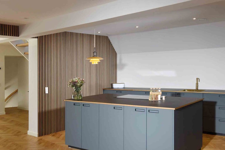 Moderne Küche mit Kücheninsel, Holzwandpaneelen und Pendelleuchte