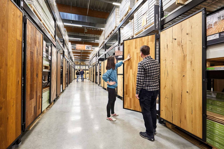 Kunden betrachten eine Auswahl an Holzböden im Hornbachmarkt
