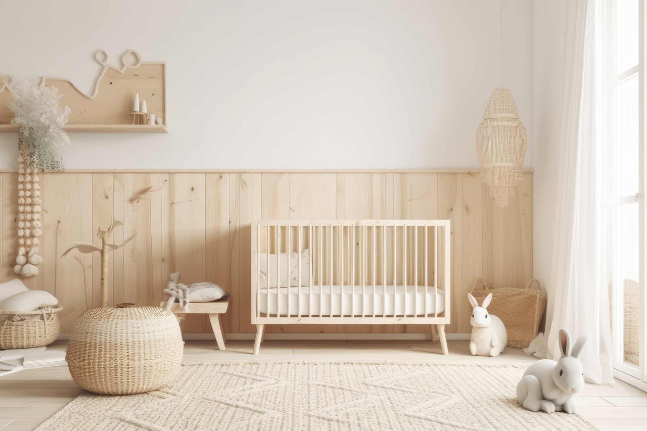 Kinderzimmer mit Holzvertäfelung, Gitterbett, Teppich und Dekorationen.