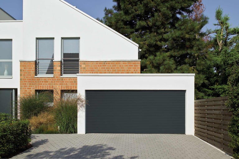 Modernes Haus mit Garage und Rolltor