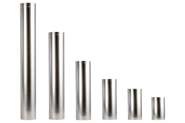 Edelstahlrohre unterschiedlicher Länge in einer Reihe