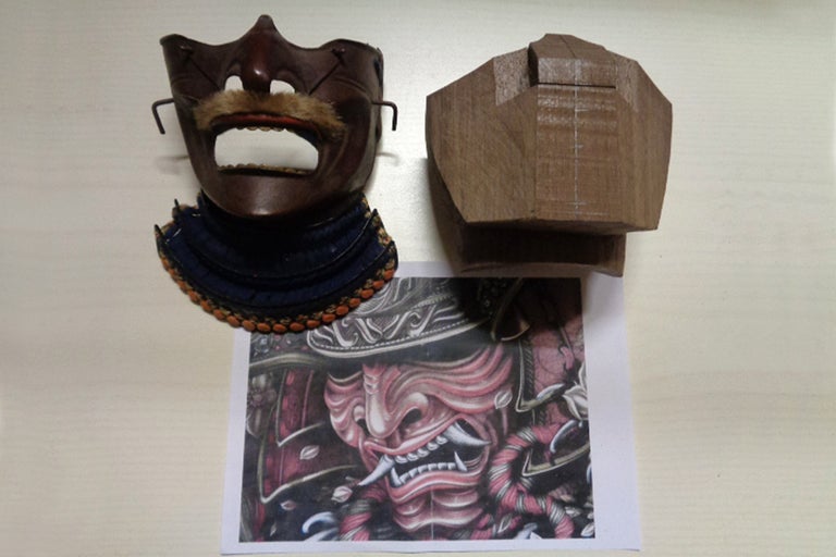 Samurai Maske mit Brustpanzer, Holzblock und Samurai-Zeichnung