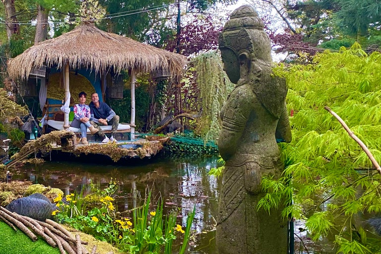 Teichlandschaft mit thailändischer Statue, schwimmendem Bambus-Pavillon und sitzendem Paar
