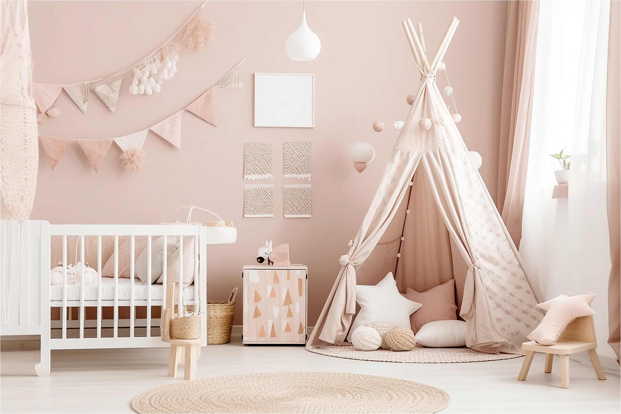 Babyzimmer mit Kinderbett, Spielzelt und Dekorationen