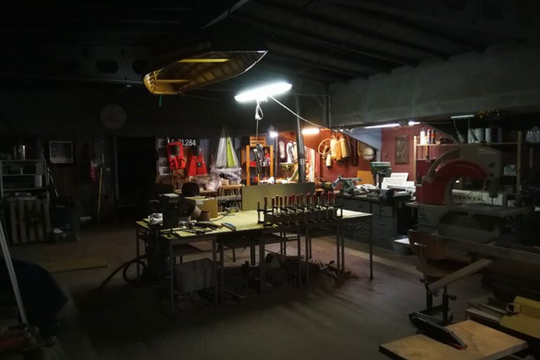 Werkstatt mit Werkzeugen, Werkbank und Material zur Holzbearbeitung