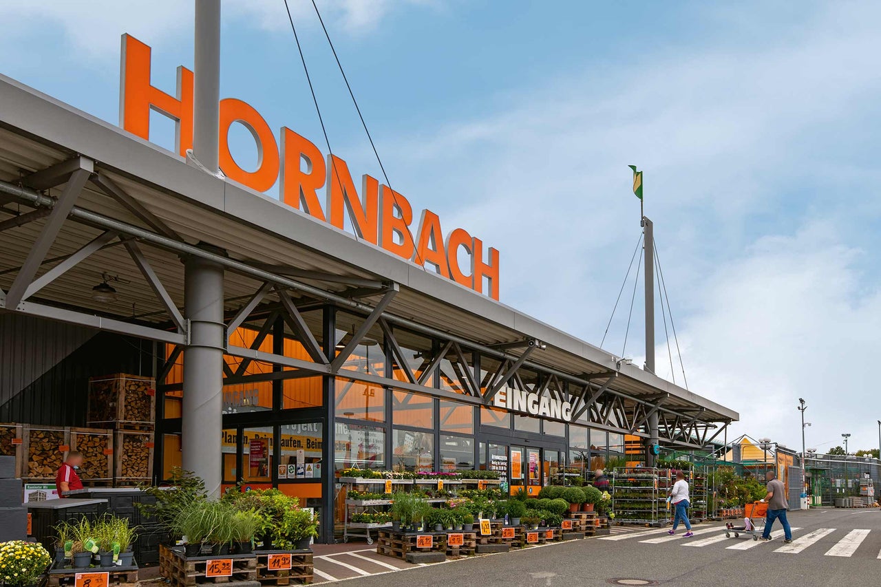  Hornbach Baumarkt Gebäudeaußenansicht mit Pflanzen vor dem Eingang 