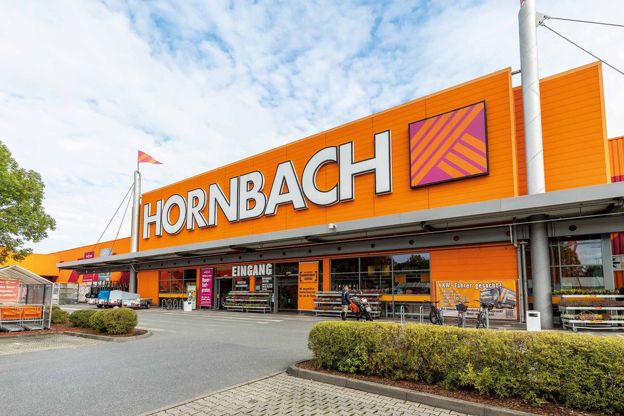  Hornbach Baumarkt Gebäudeansicht bei Tageslicht. 