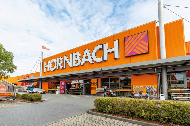 Hornbach Baumarkt Gebäudeansicht bei Tageslicht.