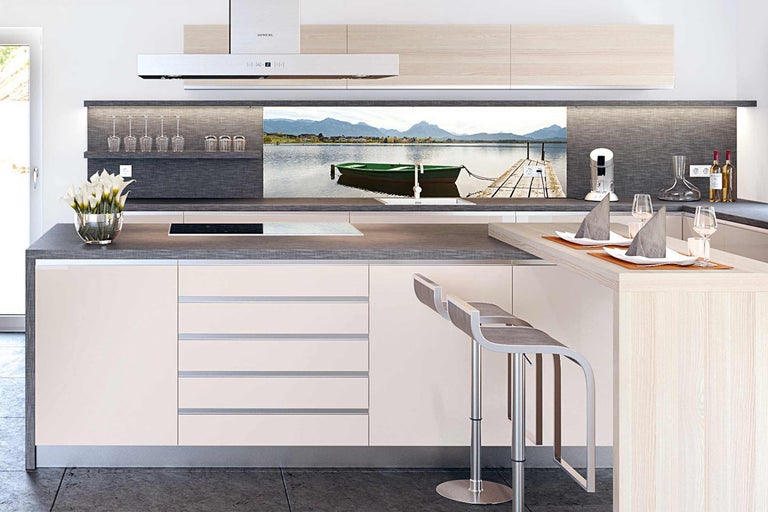 Moderne Küche mit Küchenrückwand mit Seemotiv, Barhockern und Siemens Dunstabzugshaube.