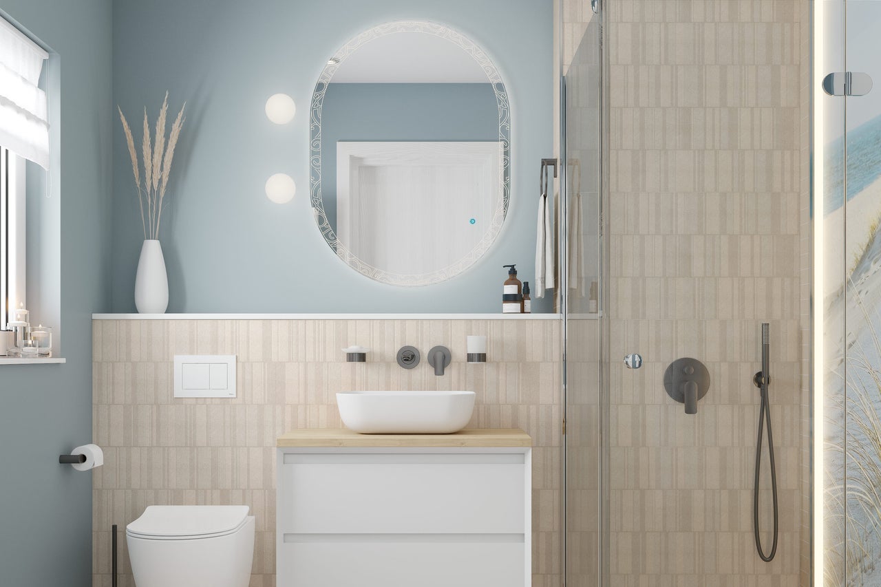 Helles Badezimmer mit Dusche, Waschtisch, Spiegel und Toilette in einem hellen und organisierten Stil.