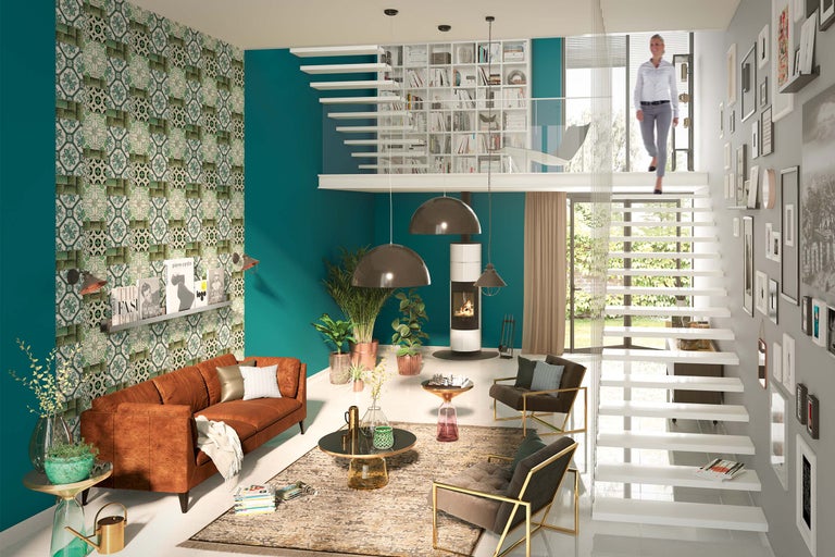 Heller Wohnraum mit Sofa, Kamin, Treppe, Dekoration und Bücherregal für ein modernes Wohnambiente.