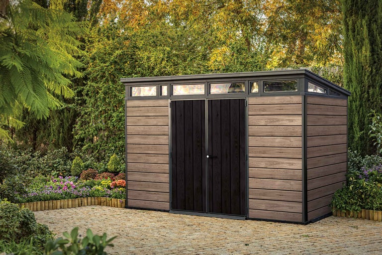 Modernes Gartenhaus in Holzoptik mit Doppeltür und Oberlichtern in einem gepflegten Garten.