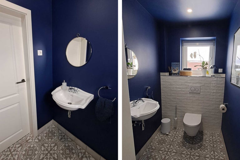 Badezimmer mit Waschbecken, Spiegel, Toilette und gemusterten Fliesen