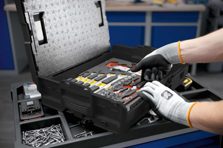 Geöffneter Werkzeugkoffer mit Werkzeugsortiment und Schrauben