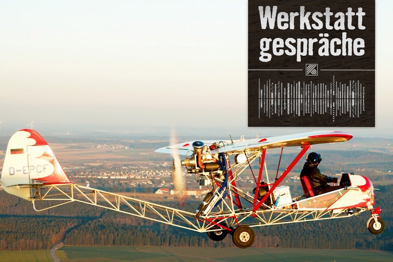 Werkstatt Gespräche Logo mit einem Flugzeug im Hintergrund.