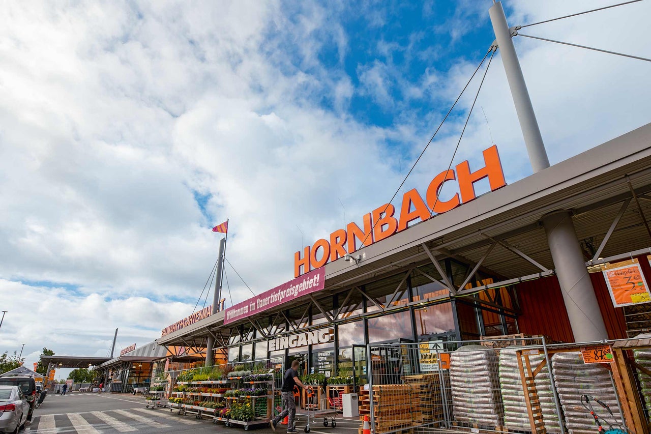  Hornbach Baumarkt Aussenansicht bei Tageslicht mit Einkaufswagen 