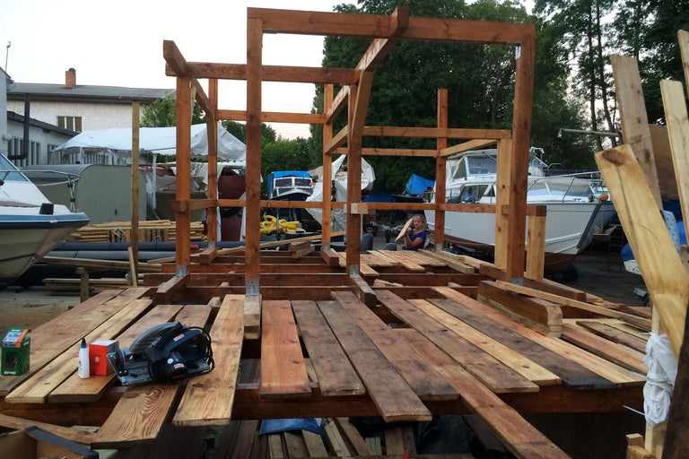 Holzkonstruktion im Bau mit Kreissäge und Holzschrauben