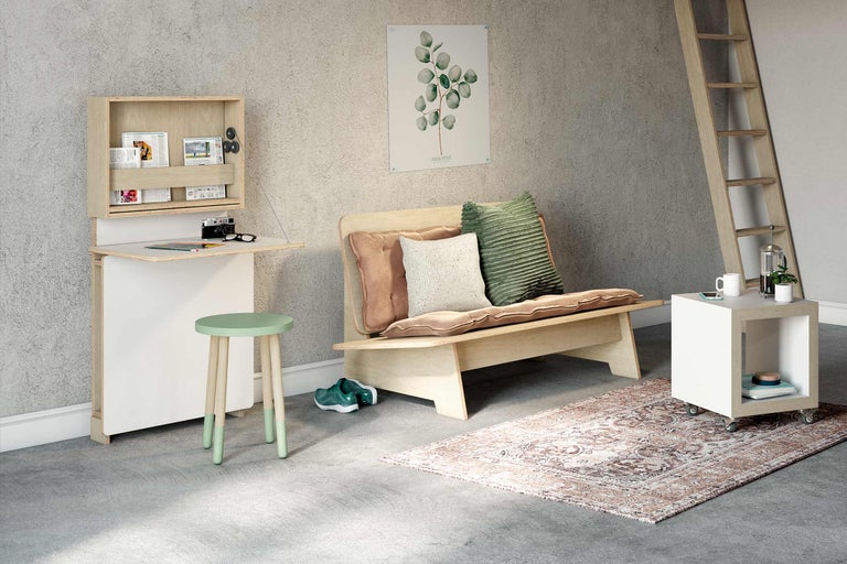Innenraum mit Klapptisch, Holzbank, Teppich und Dekorationen