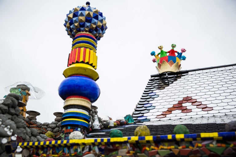 Detailansicht eines Gebäudes mit einem verzierten Turm und einer Dachdekoration