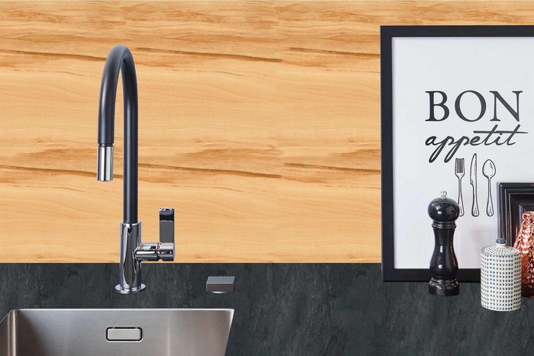 Küchenszene mit Spültischarmatur, Spüle und Küchenaccessoires auf einer Arbeitsplatte.