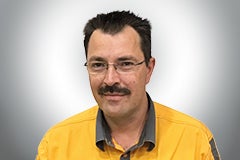 Porträt eines Mannes mit Brille und Schnurrbart