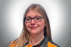 Porträt einer jungen Frau mit Brille