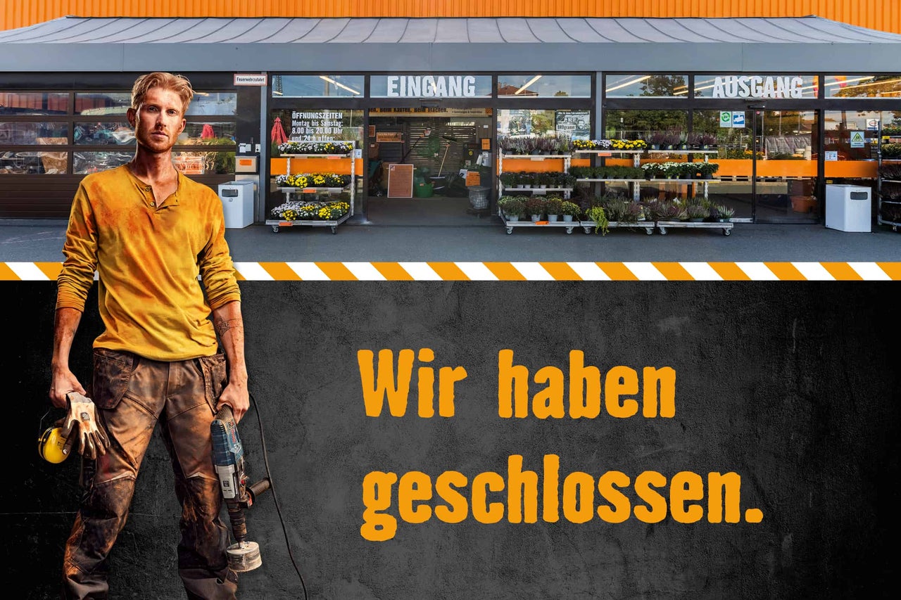 Hornbach Baumarkt geschlossen. Ein Handwerker steht vor dem Eingang.