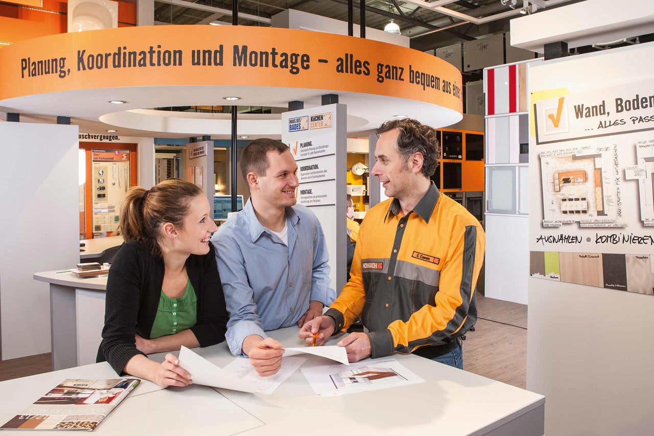 Kunden besprechen ein Projekt mit einem Hornbach Mitarbeiter