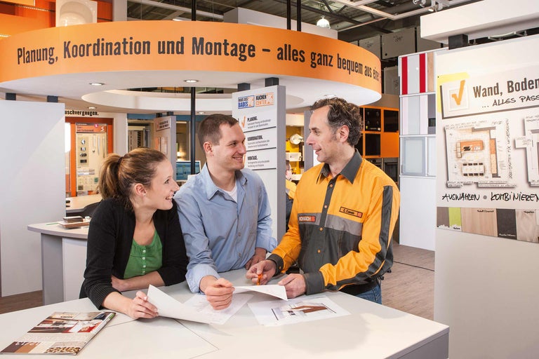 Kunden besprechen ein Projekt mit einem Hornbach Mitarbeiter