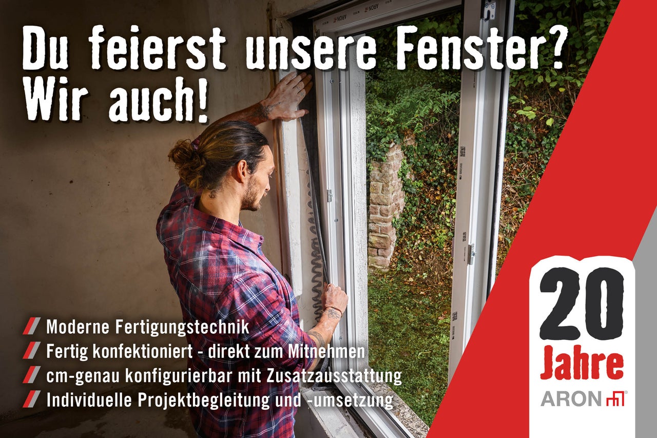 Mann montiert ARON Fensterrahmen. Anzeige für 20 Jahre ARON mit ARON Logo, moderner Fertigung, Zentimeter-genauer Planung und Projektbegleitung.