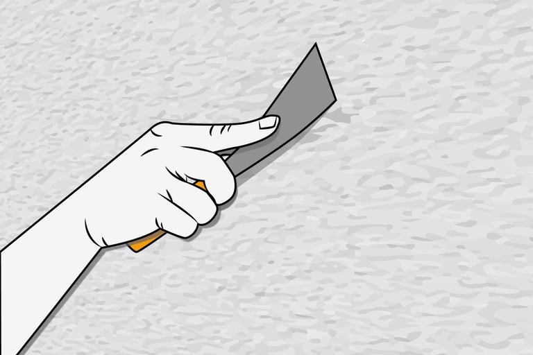 Hand hält Spachtel vor eine Wand.