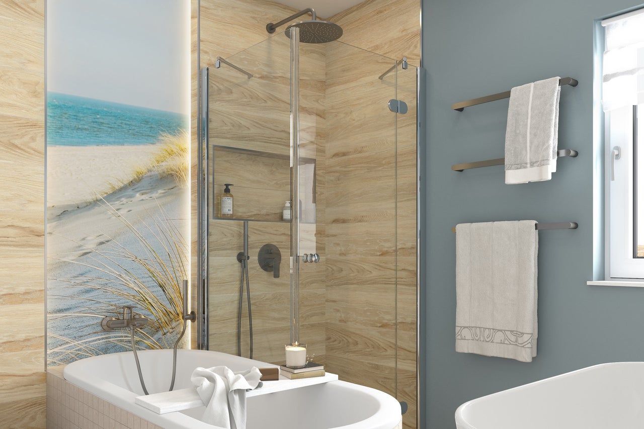 Helles Badezimmer mit Badewanne, Dusche und Handtuchhalter