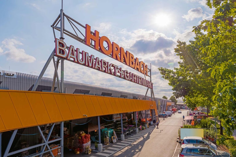 Hornbach Baumarkt Gartencenter Außenansicht bei Tageslicht