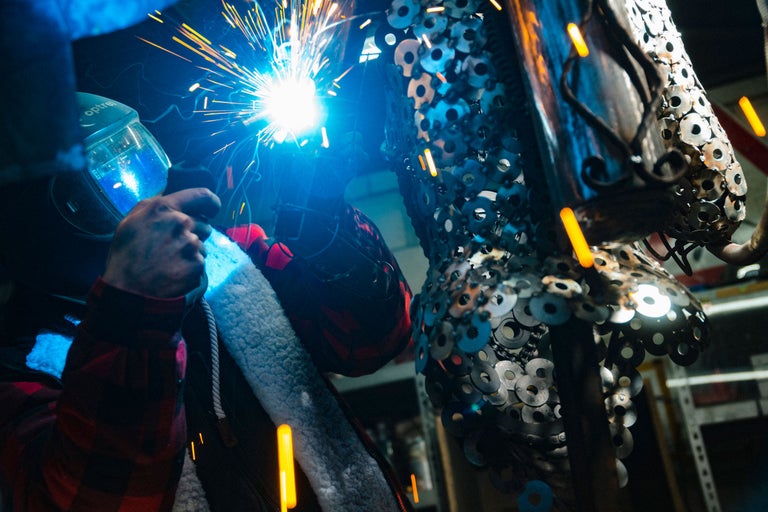 Schweißer bei der Arbeit an einer Metallskulptur