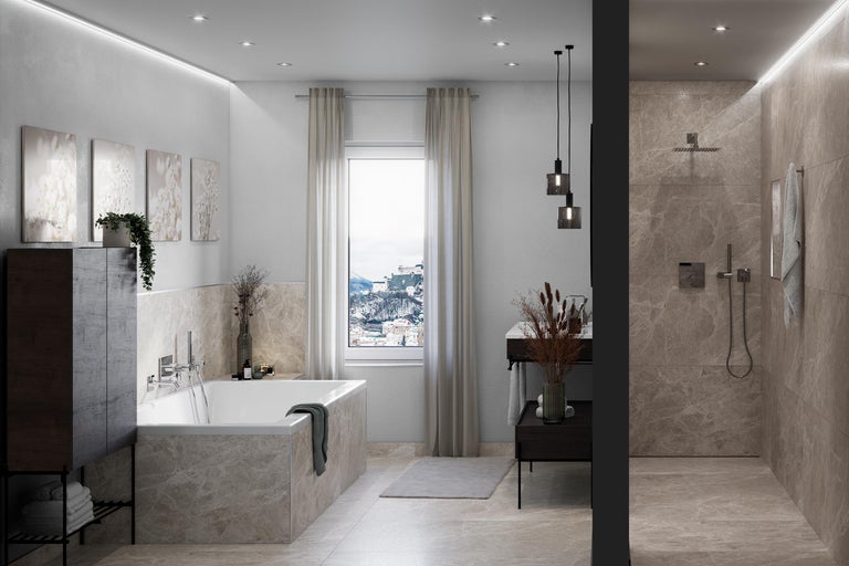 Helles Badezimmer mit Badewanne, Dusche und Waschtisch