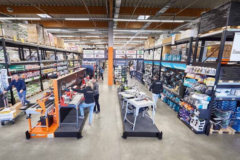 Übersichtsbild von einem Hornbach Baumarkt mit Regalen und Kunden